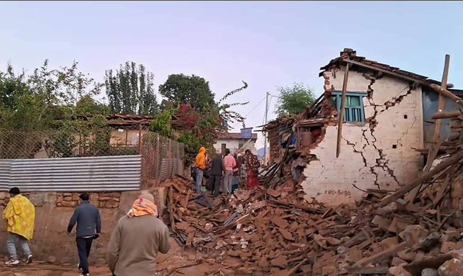 Suman 157 muertos por el sismo de 6.4 en Nepal