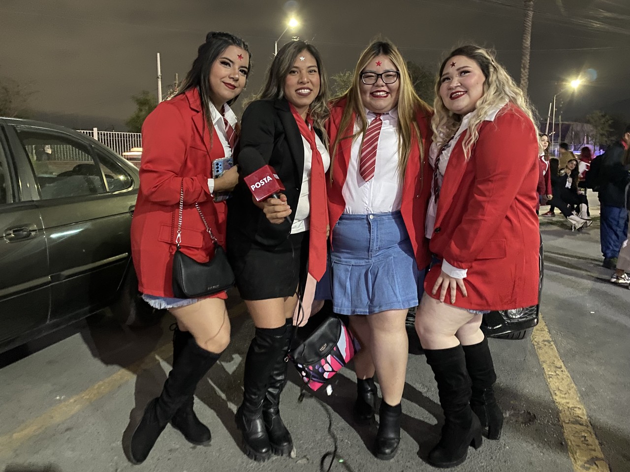 El rojo fue el color que predominó como parte de los outfits del público que acudió a ver a RBD en concierto. Foto. Arturo González