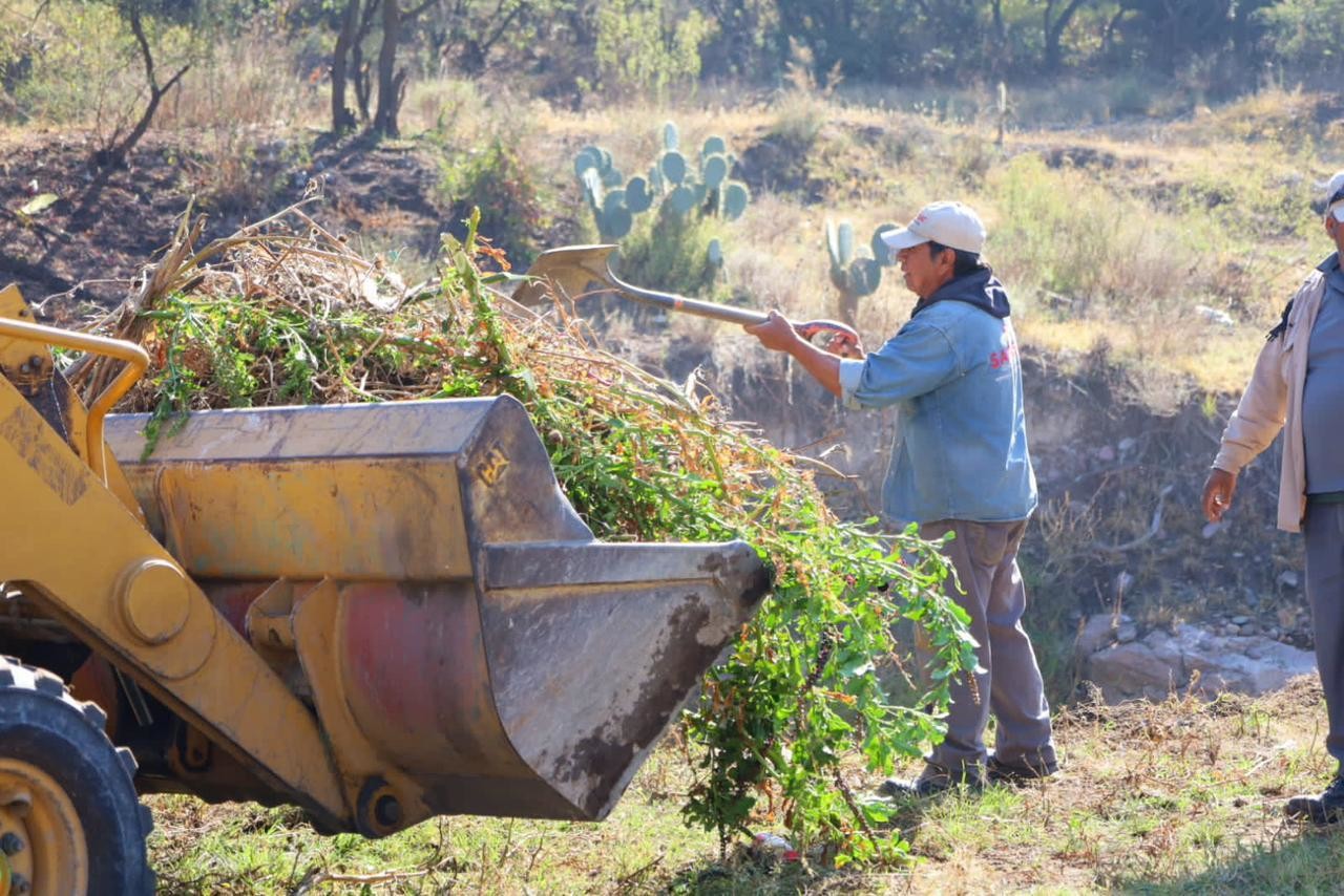 En la jornada de limpieza de este domingo 26 de noviembre se retiraron cinco camiones con desechos de todo tipo, llantas, basura, animales muertos, plástico y cascajo entre otras cosas. Foto: Municipio de Coacalco