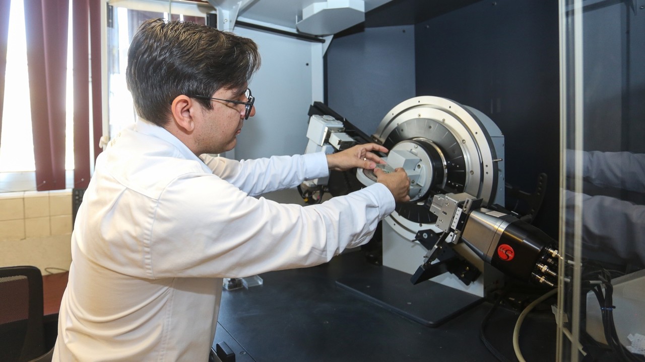 Según el científico Gilbert Ortiz Rabell, esta investigación está generando conocimiento para la sociedad, ya que se desarrolla tecnología más amigable con el medio ambiente. Foto: UANL