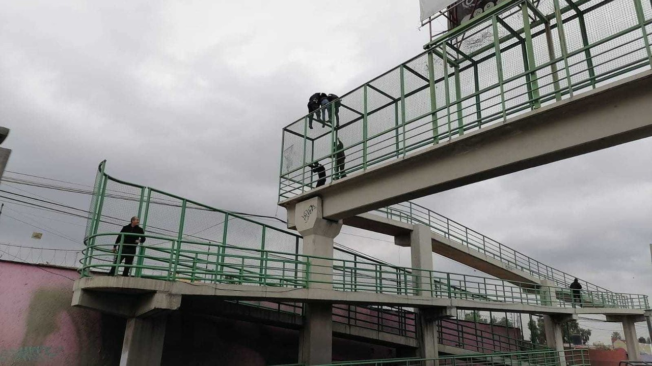 Policía estatal de Ecatepec evita suicidio de hombre en puente peatonal. Foto: RRSS