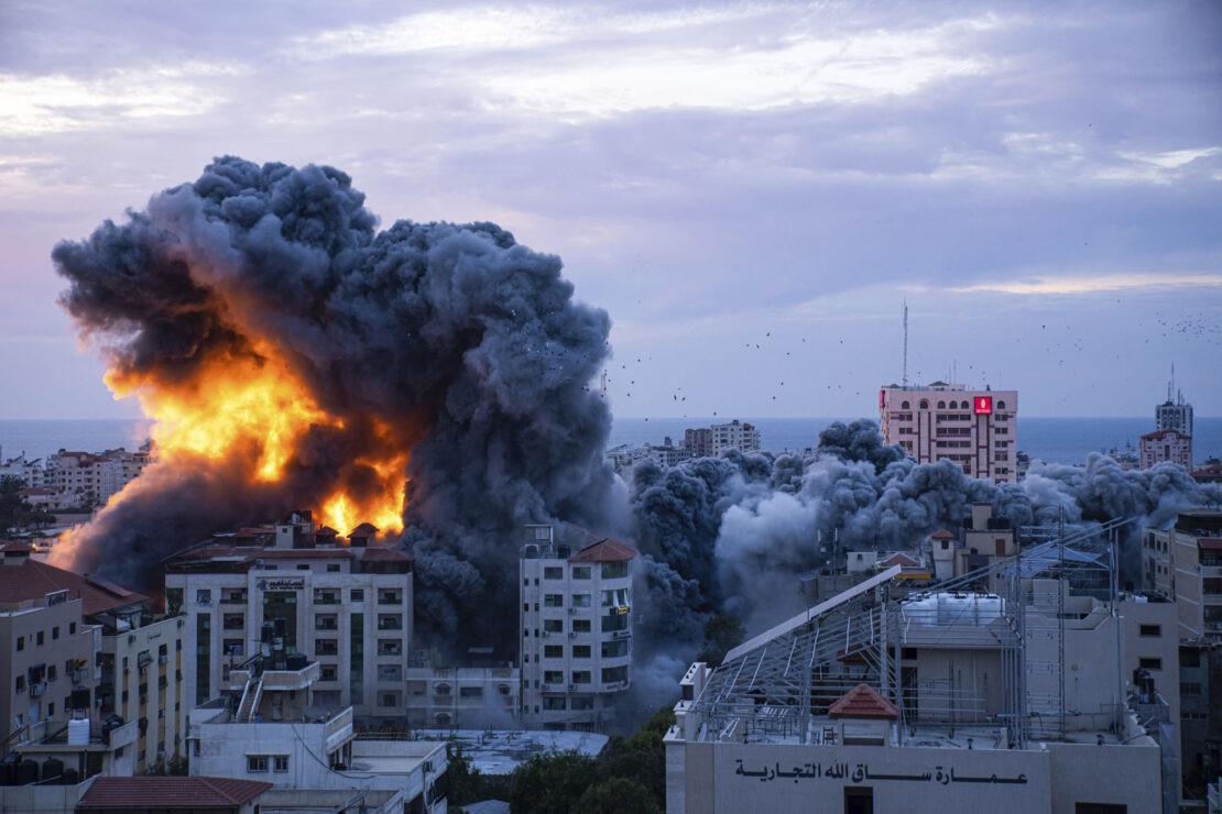Los bombardeos de Israel han devastado vastas áreas del territorio, obligando al desplazamiento de aproximadamente el 85% de los 2,3 millones de residentes de Gaza.  Foto: Revista 5W