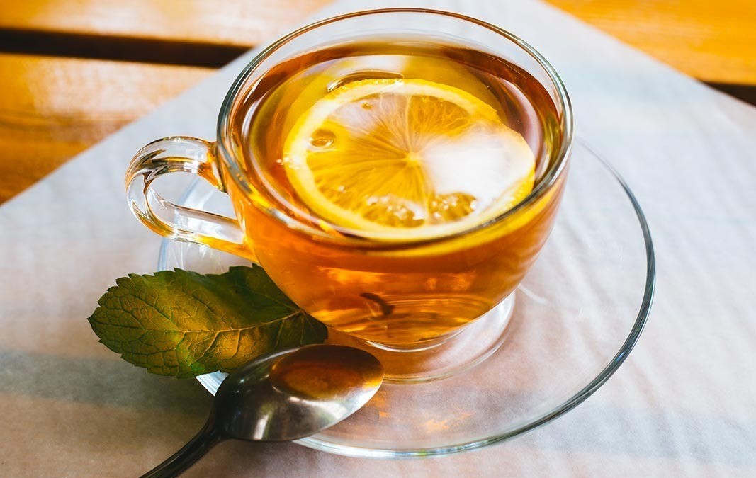 El té verde, conocido por sus propiedades quemagrasas, combinado con limón, se convierte en una herramienta efectiva para reducir la grasa corporal. Foto: UNO TV.
