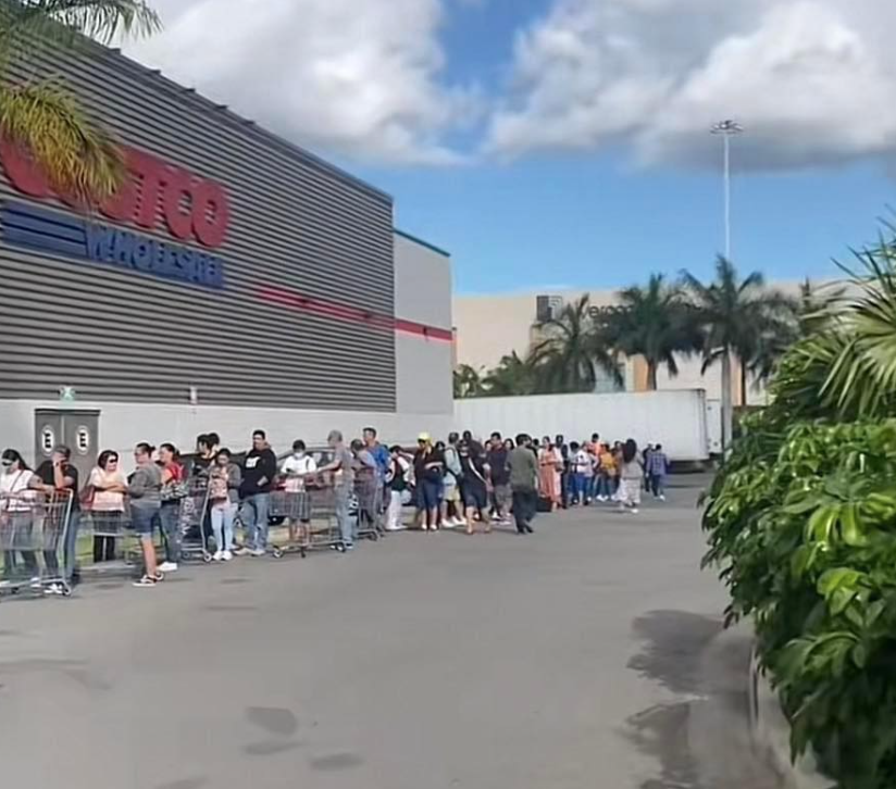 Largas filas se pudieron observar desde las primeras horas de la mañana en la sucursal de Costco Mérida para poder entrar.- Foto de Facebook