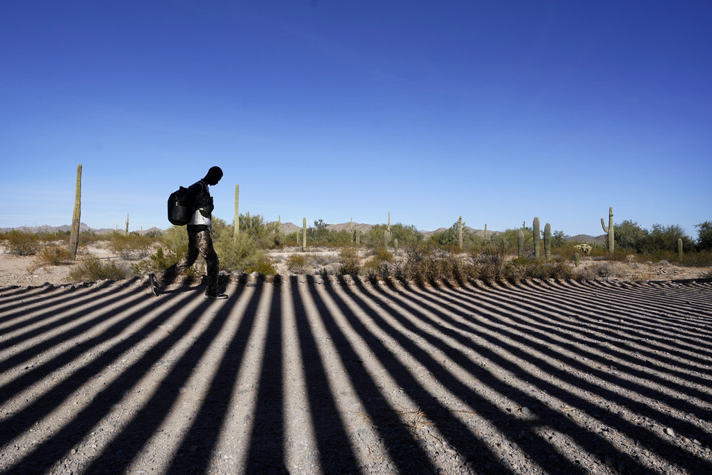 Un migrante cerca de la frontera que separa a Arizona de México, el 15 de diciembre de 2023.. (Foto AP/Gregory Bull)