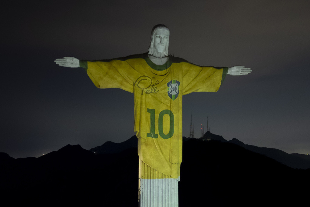 La estatua de Cristo Redentor se ilumina como si portar la camiseta de Pelé, en una ceremonia con motivo de su primer aniversario luctuoso, en Río de Janeiro, el viernes 29 de diciembre de 2023 (AP Foto/Bruna Prado)