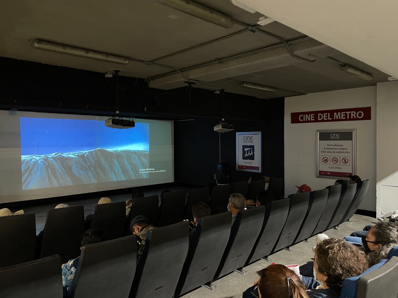 El Metro invita a disfrutar de funciones gratuitas de cine en la estación Zapata. Foto: Gobierno de la Ciudad de México