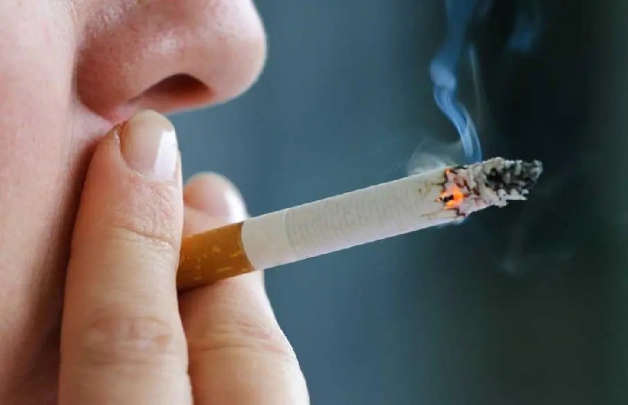 El riesgo de cánceres, problemas cardíacos y otros trastornos afecta a fumadores y no fumadores expuestos al humo de segunda mano. Foto: Psiquíatras en Santa Cruz.