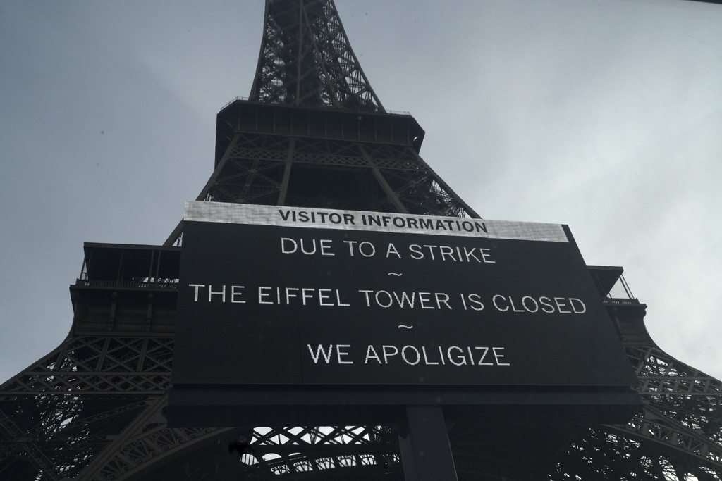 Un letrero informa sobre una huelga en la Torre Eiffel, el miércoles 27 de diciembre de 2023, en París. (AP Foto/Lewis Joly)