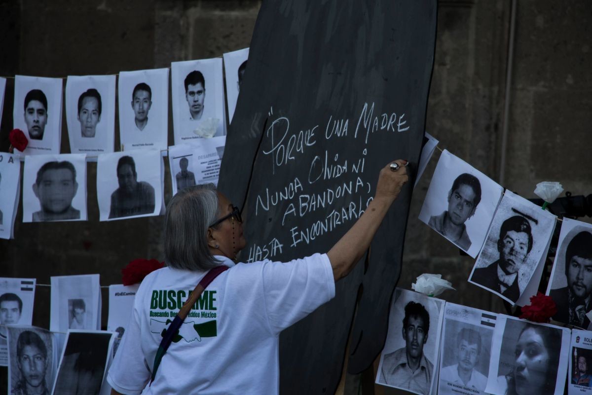 Martí Batres muestra nuevo método para la búsqueda de personas desaparecidas. Foto: A dónde van los desaparecidos