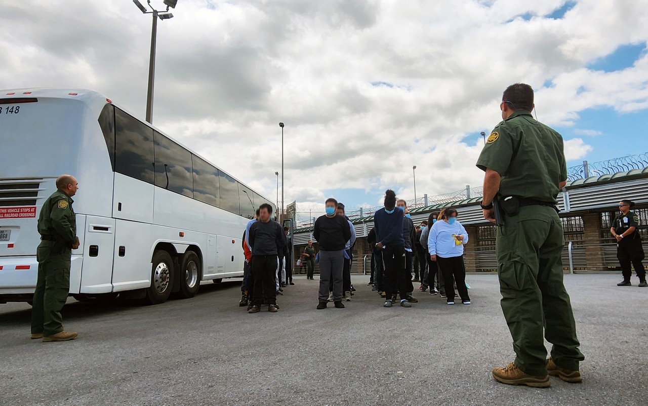 Ante el aumento de migrantes indocumentados en la frontera, las autoridades de Texas han decidido suspender temporalmente las operaciones ferroviarias en los puentes internacionales de Eagle Pass y El Paso.. Foto. CBP