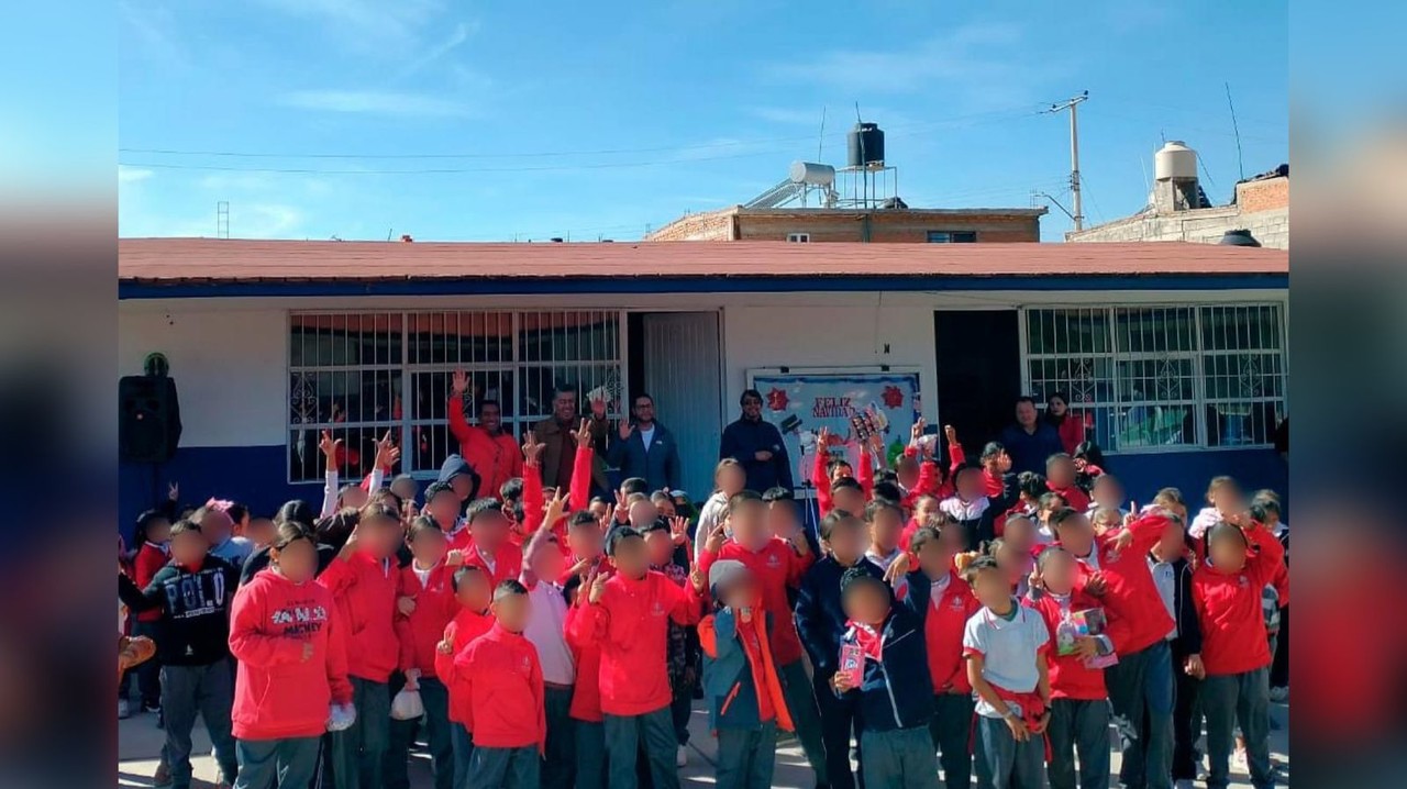 Niños de primaria luego de haber recibido un presente por parte del Gobierno del Estado y el DIF Estatal. Foto: Secretaría General de Gobierno del Estado de Durango.