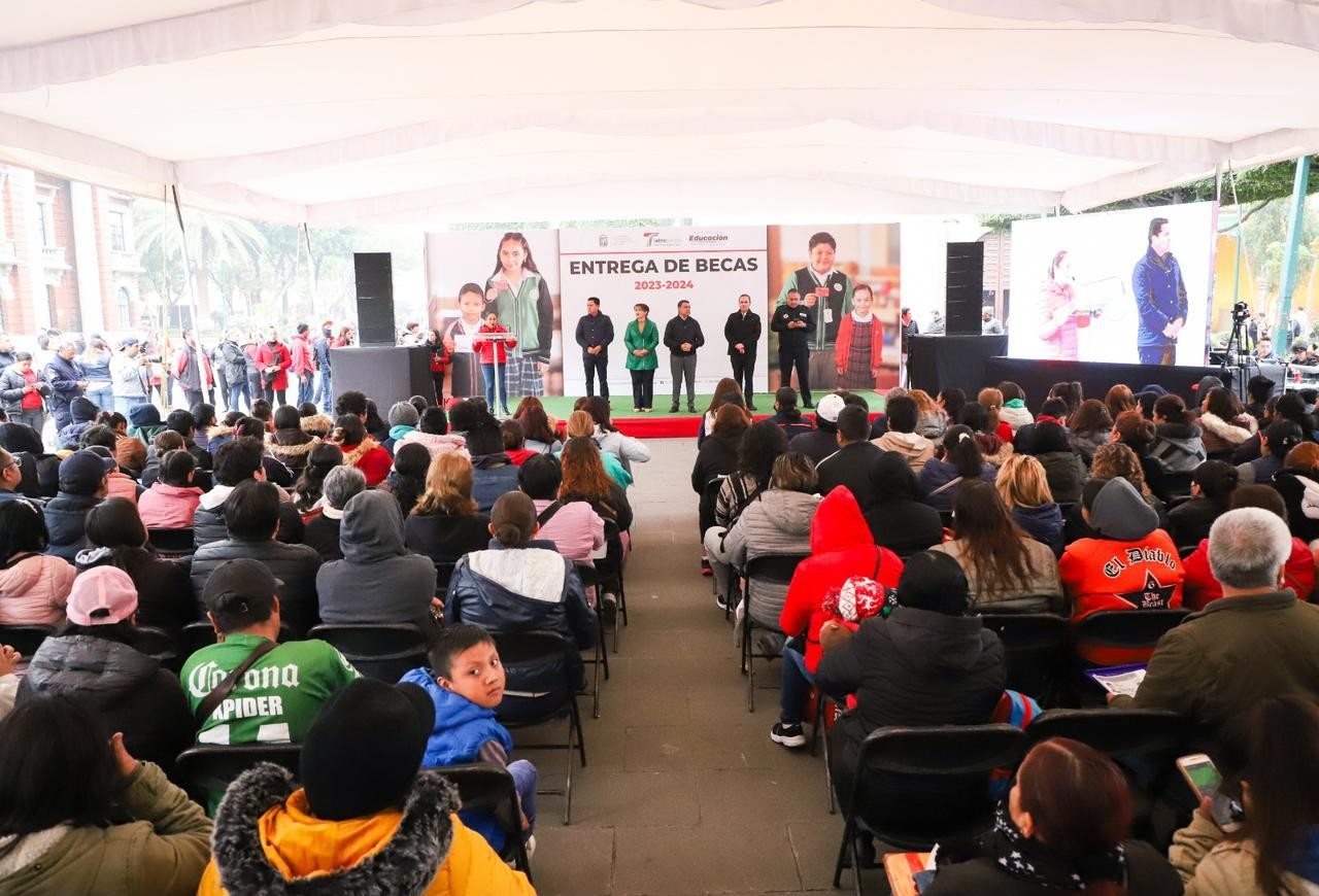 Entregan 10 mil tarjetas del programa 'Becas Educativas' en Tlalnepantla. Foto: Gobierno de Tlalnepantla