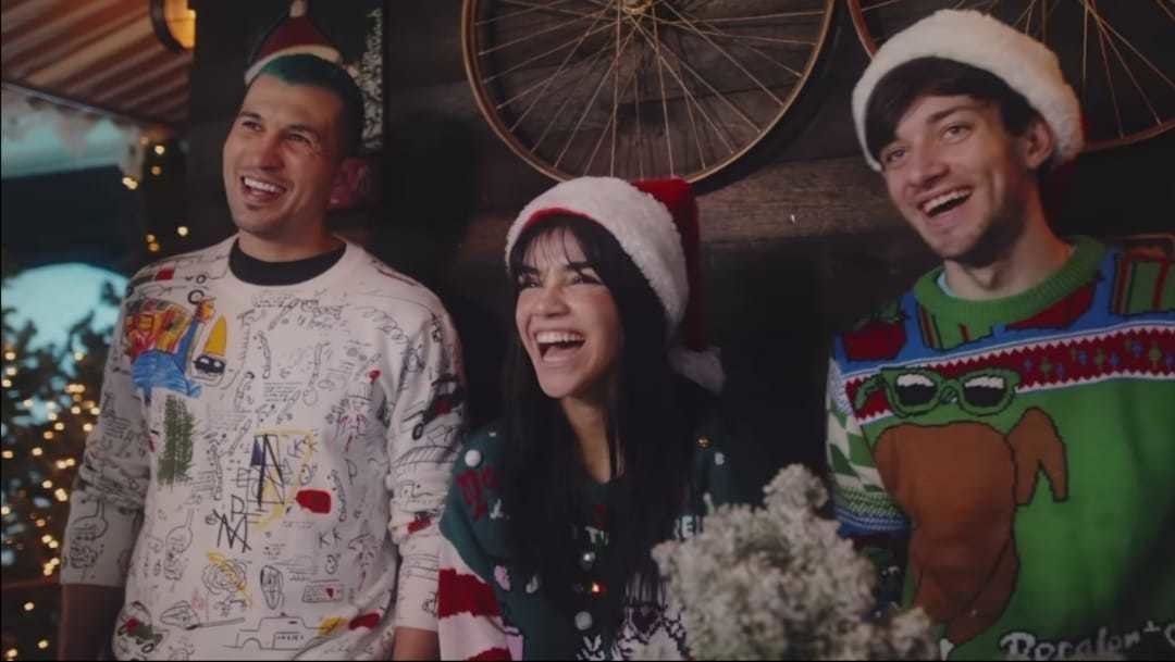 Alana Flores, BarcaGamer y Jorge Torres Nilo le dan la bienvenida a la Navidad. Foto: Captura de video