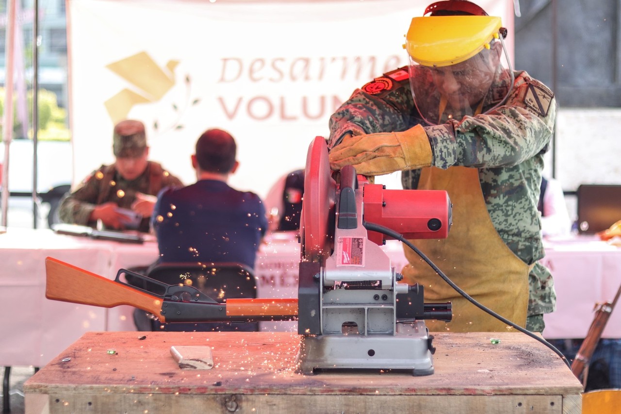 En total se entregaron 256 mil 596 pesos a las personas que entregaron voluntariamente las armas de fuego, con montos de 800 a 6,000 pesos, dependiendo del tipo de arma y sus condiciones físicas y de funcionamiento. Foto: Gobierno de Neza