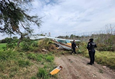 Sobrevive piloto tras aterrizaje de emergencia en Querétaro
