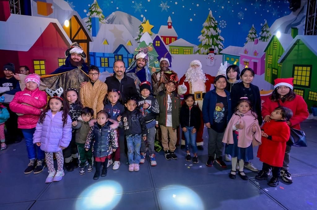 Encendido del árbol navideño en Atizapán de Zaragoza: un momento de alegría y celebración. Foto: Gobierno de Atizapán