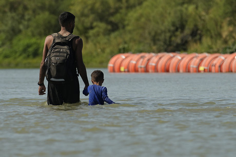 Tribunal federal ordena a Texas mover barrera de boyas en el río Bravo