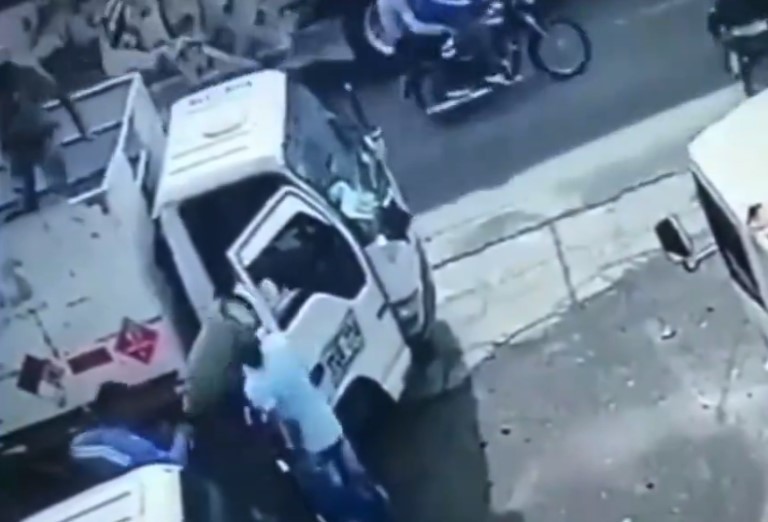 Héroe anónimo frustra asalto en Cartagena arrojando un tanque de gas al ladrón. Foto. Captura de Imagen