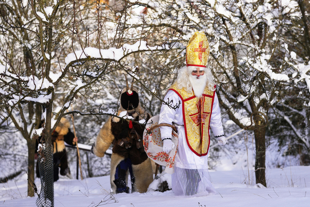 Personas participan en la tradicional procesión de San Nicolás, el lunes 4 de diciembre de 2023, en el poblado de Lidecko, República Checa. (AP Foto/Petr David Josek, Archivo)