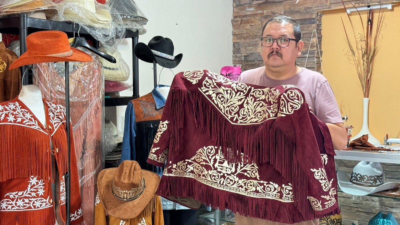 Héctor Reyna mantiene viva una tradición de 5 generaciones de artesanos de la cuera tamaulipeca. Foto: Osberto Vera.