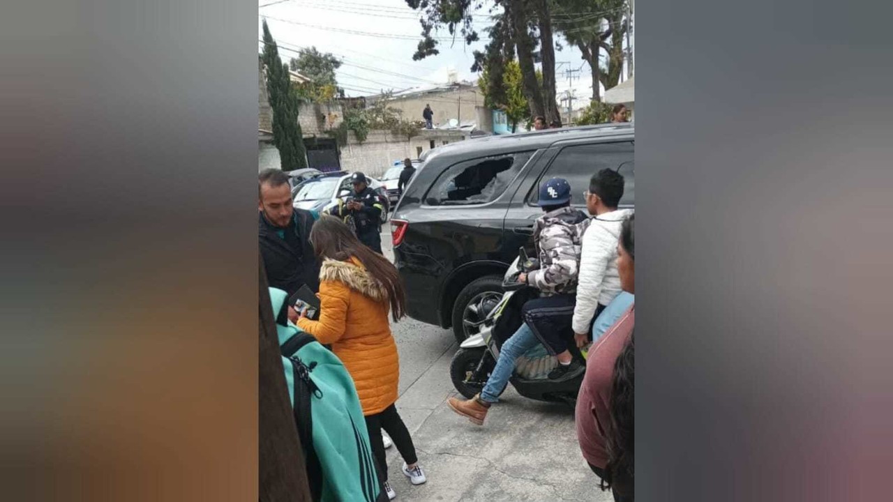 Los dos ocupantes de una camioneta Lincoln negra de lujo se salvaron de morir ejecutados, los balazos impactaron en una de las ventanillas. Foto: Fb Digitalmex