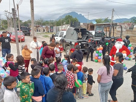 Llevan Fuerza Civil y Santa, la navidad a niños en Monterrey