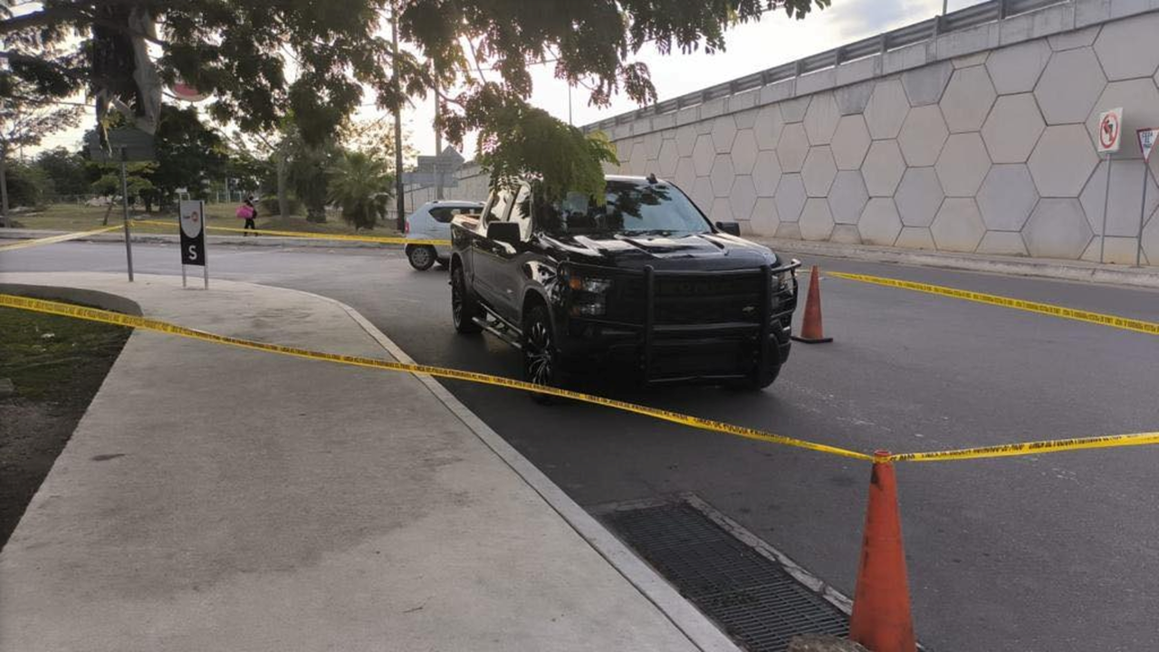 La camioneta fue asegurada por agentes de seguridad; presentaba un impacto de bala en la ventanilla izquierda Foto: SSP