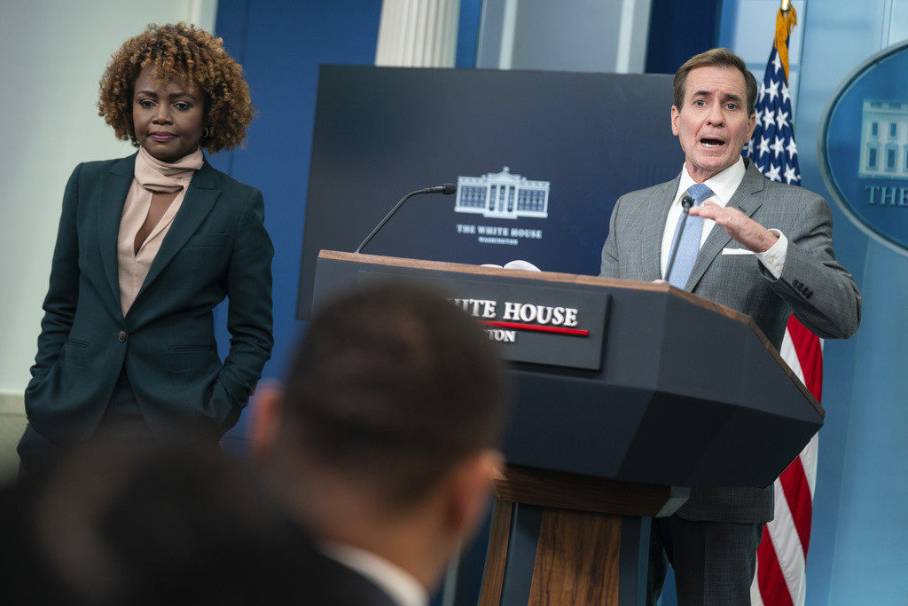 La secretaria de Prensa de la Casa Blanca, Karine Jean-Pierre, escucha mientras el portavoz del Consejo de Seguridad Nacional, John Kirby, habla durante una conferencia de prensa en la Casa Blanca, el jueves 21 de diciembre de 2023, en Washington. (AP Foto