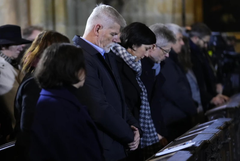 La República Checa se detuvo para un minuto de silencio como parte de una jornada nacional de luto por las víctimas. Foto. AP