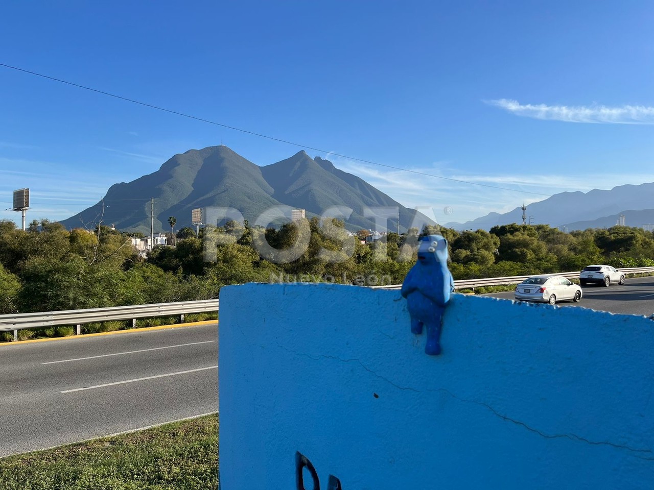 Miles de automovilistas pueden observar una pequeña figura azul que homenajea y reemplaza al icónico monstruo Comegalletas en su pedestal de Plaza Sésamo tras su retiro en marzo de 2023. Fotos: Pablo González