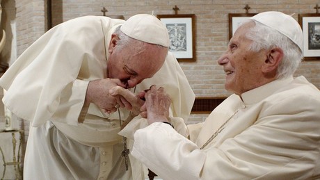Recuerda el Papa Francisco a Benedicto XVI en su primer aniversario luctuoso