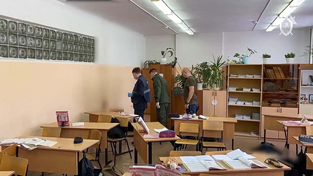 Investigadores trabajan en el lugar del tiroteo en un salón de clases de una escuela en Bryansk, Rusia. (Foto, Comité de Investigación Ruso vía AP)
