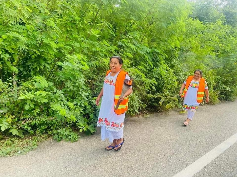 Mujeres de la comunidad de Xohuayán marchan en honor a la Virgen de Guadalupe portando su tradicional huipil.- Foto de Antorchistas de Yucatán