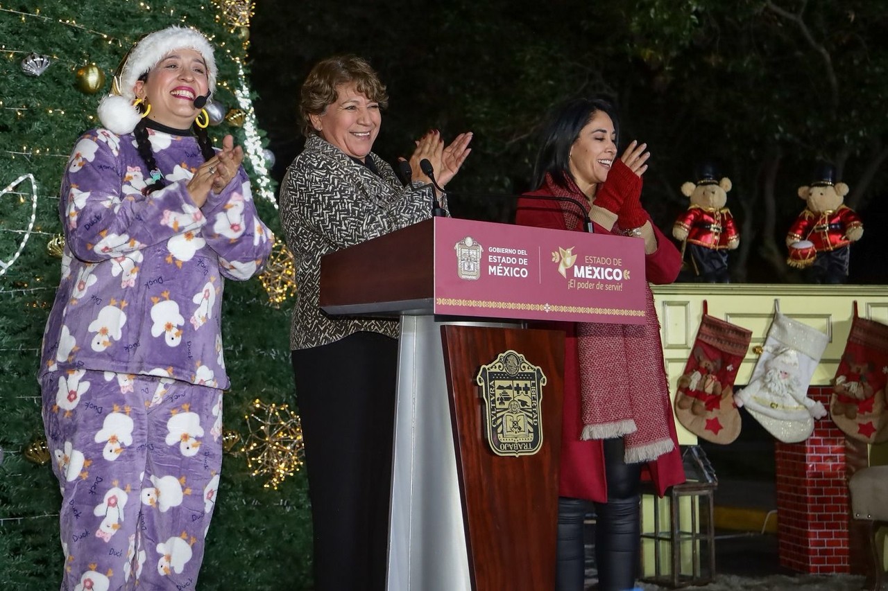 La Gobernadora Delfina Gómez asistió al encendido del árbol de navidad del DIFEM. Foto: Gobierno del Estado de México.