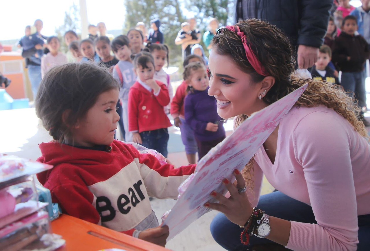 La presidenta del DIF Estatal hizo una gira a la zona indígena del Mezquital, en donde entregó juguetes a niñas y niños. Foto: Cortesía.