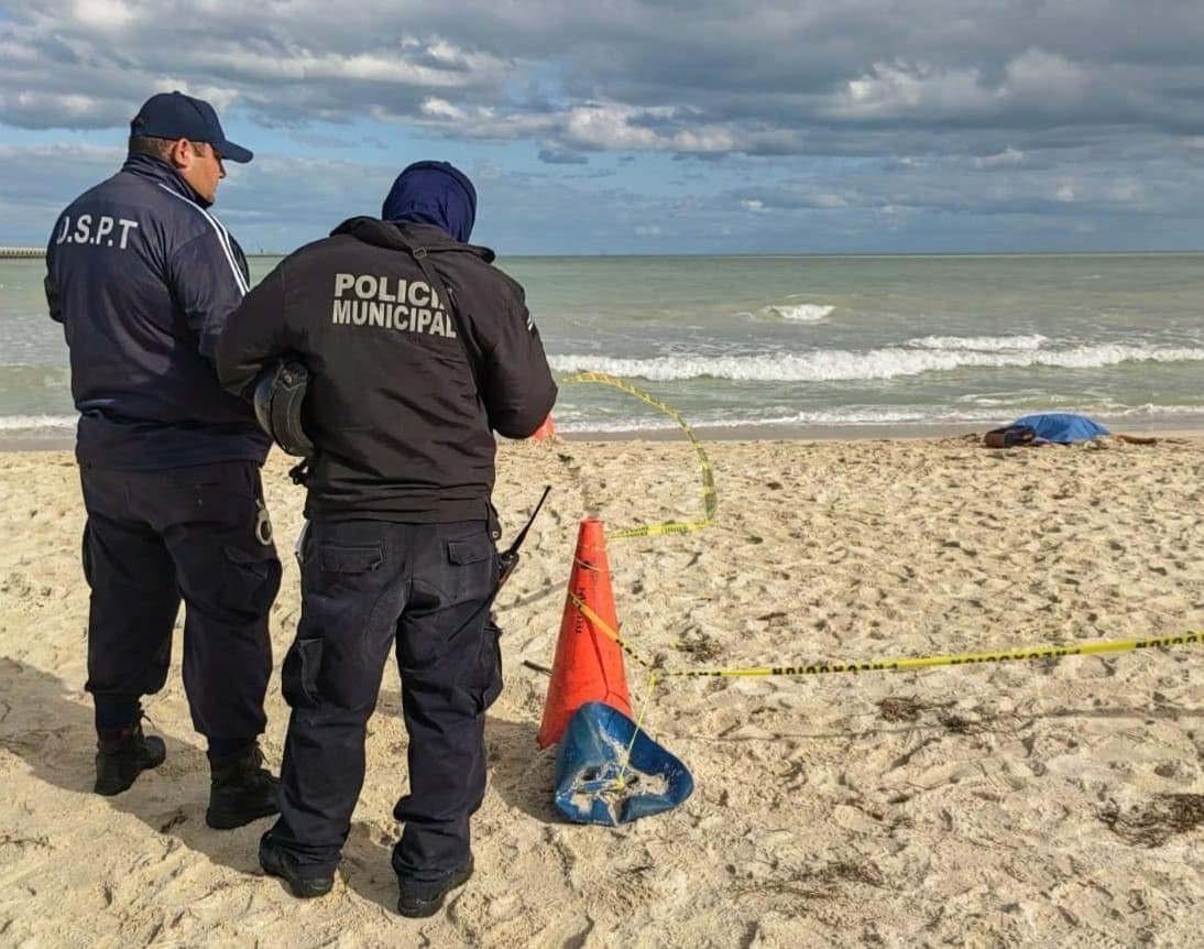 Pescadores reportaron el hallazgo del cadáver de una mujer en la playa de Progreso.- Foto de Omar Xool