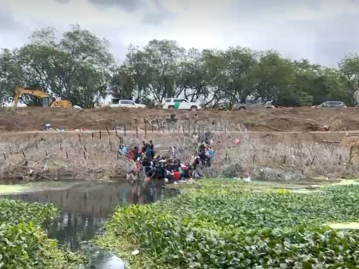 Hombres, mujeres e incluso niños, permanecen varados en a ribera del río. (Foto: Redes Sociales)