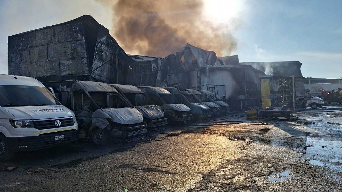 Hasta el momento se reporta que 17 unidades de la empresa Gamesa quedaron calcinadas. Foto: Facebook Coordinación General de Protección Civil del Estado de Puebla