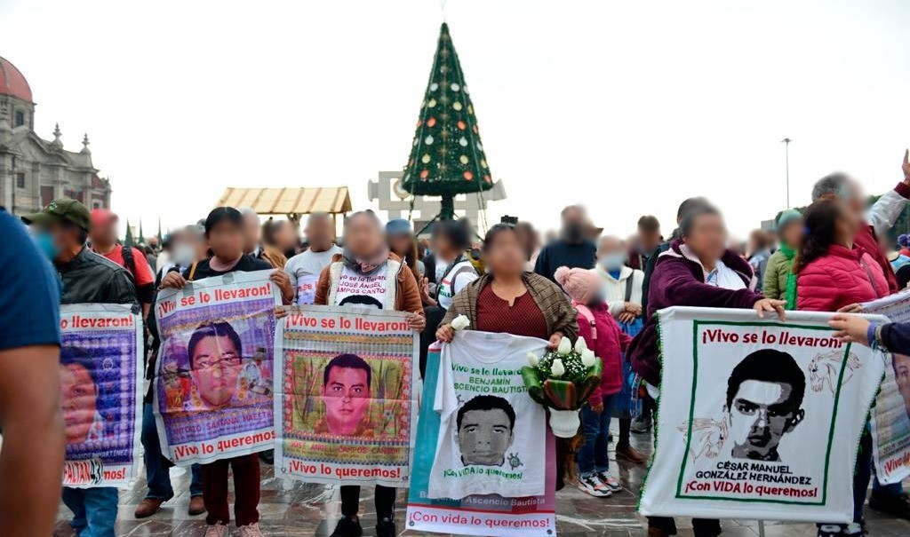 Familiares de jóvenes desaparecidos de Ayotzinapa peregrinan a la Basílica Foto: @CDHCMX