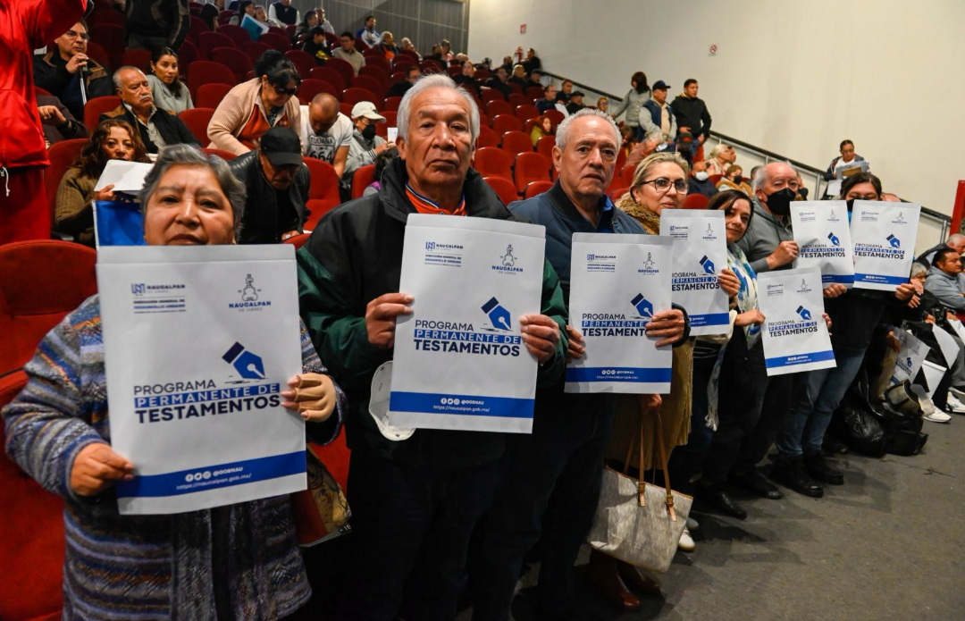 Reciben personas de la tercera edad su testamento en Naucalpan. Imagen: Gob. De Naucalpan.