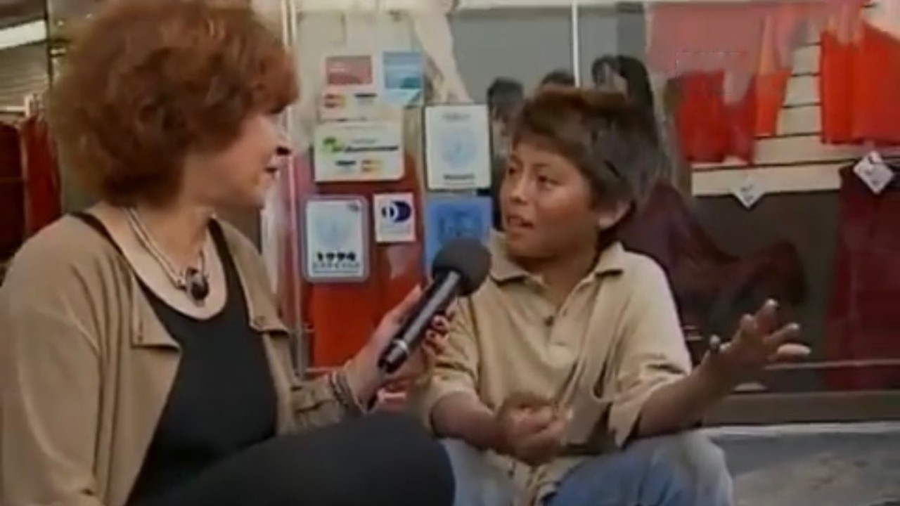 La periodista, Crstina Pacheco, entrevistó al pequeño José Alberto en 1996, un niño de Puebla que laboraba de 'viene viene' en el Centro Histórico de la CDMX. Foto: Especial