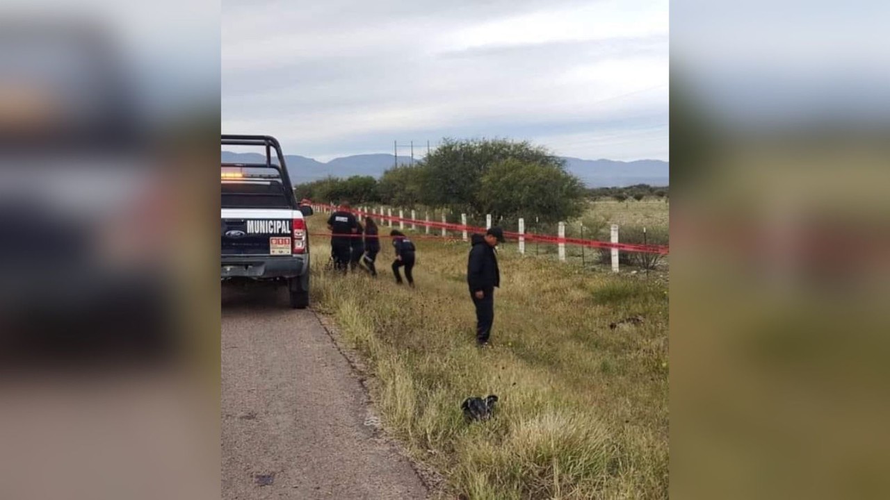 A la orilla de la carretera a Nombre de Dios, fue encotrado el cuerpo de una persona que fue atropellado. Foto: Especial.