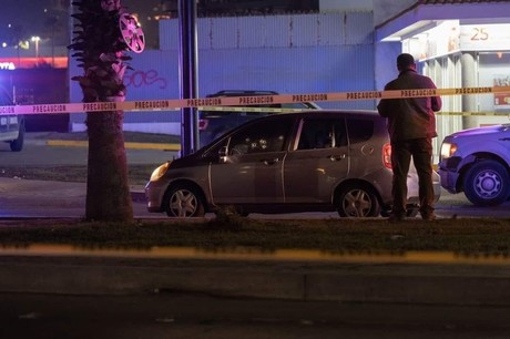 Ejecutan a mujer policía mientras circulaba en su auto por Tijuana