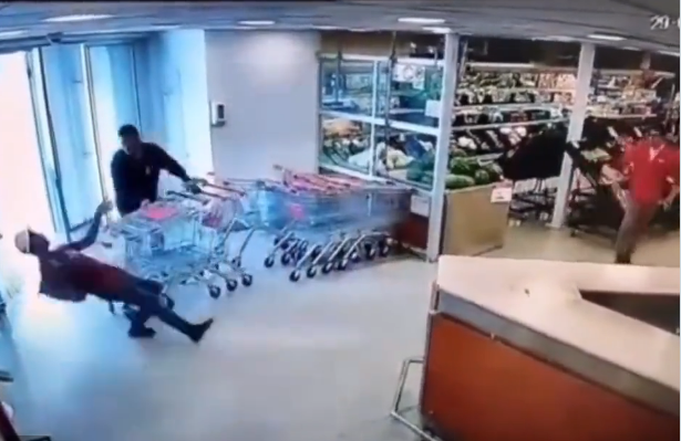Joven noquea a ladrón en supermercado con una Coca-Cola: el video se vuelve viral. Foto. Captura de imagen