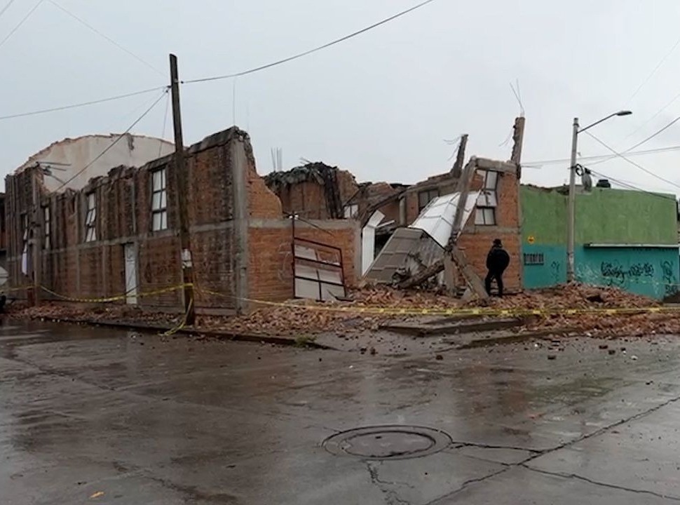 Las autoridades reportaron que en el lugar no hubo heridos ya que estaba vacío al momento en que el techo se vino abajo. Foto: Presencia.MX.