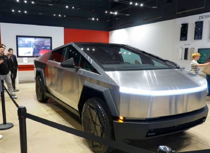 La “troca” de Tesla, como se dice en México, es eso mismo pero en una versión cibernética: angular, uniformemente gris y hecho de placas planas de acero inoxidable. Foto: Tesla.