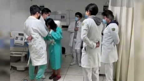 Cumplen sueño a quinceañera médicos internos del IMSS en Toluca (VIDEO)
