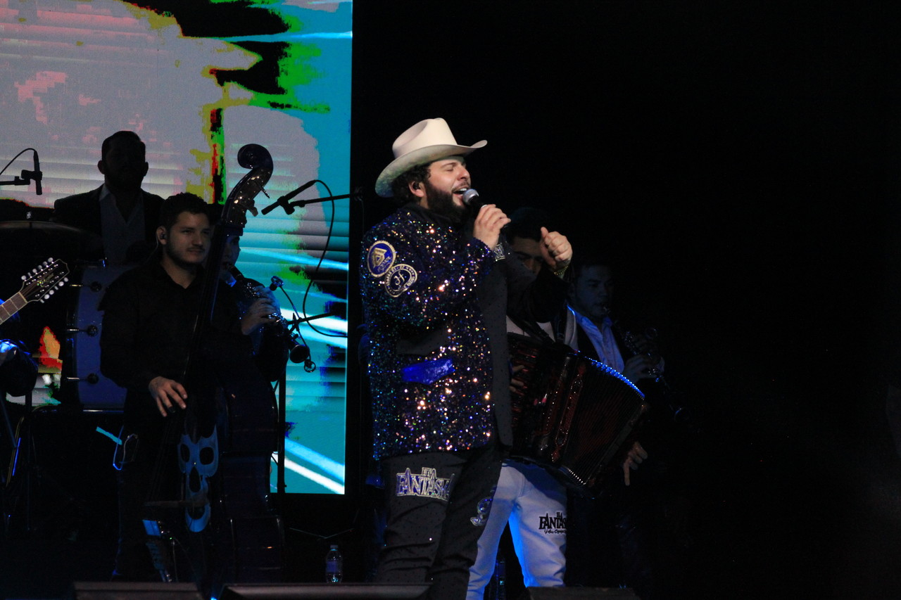 El Fantasma deleitó con su mejor repertorio de corridos a sus seguidores en Monterrey.