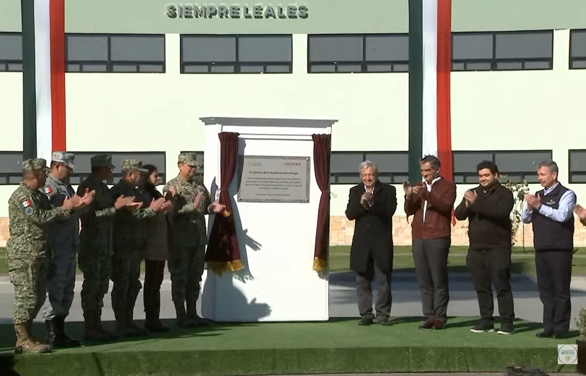 El presidente de México, Andrés Manuel López Obrador lleva a cabo la inauguración de las nuevas instalaciones del 16/o. Regimiento de Caballería Motorizada en Nuevo Laredo. Foto: Gobierno de México.